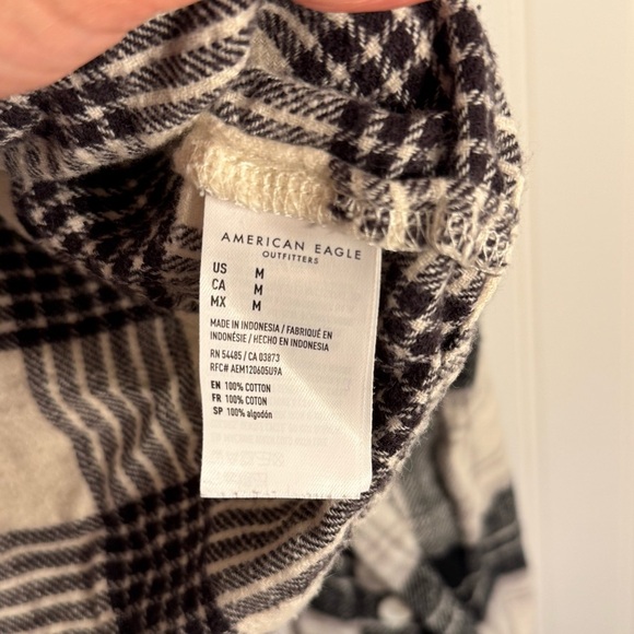 American Eagle Women’s Black & White Plaid Flannel Cropped Button Down Size M - Picture 6 of 10